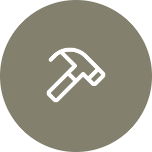 Icon of a white hammer on a gray circle background.